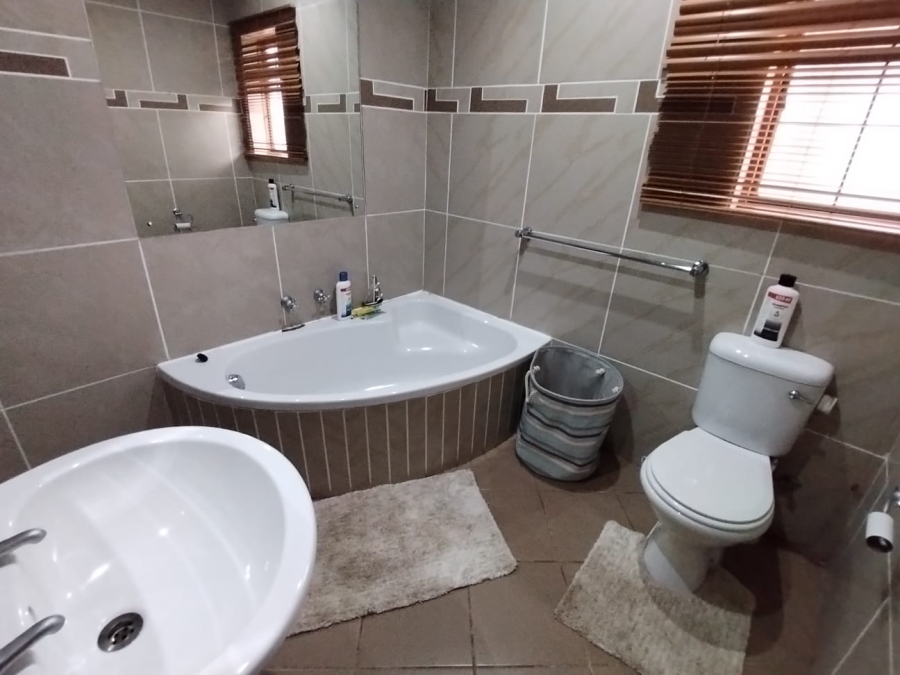 5 Bedroom Property for Sale in Safari Gardens North West